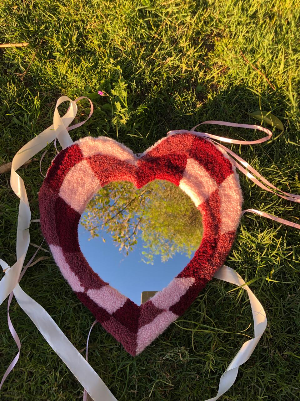 مرآة قلبية مصنوعة يدوياً