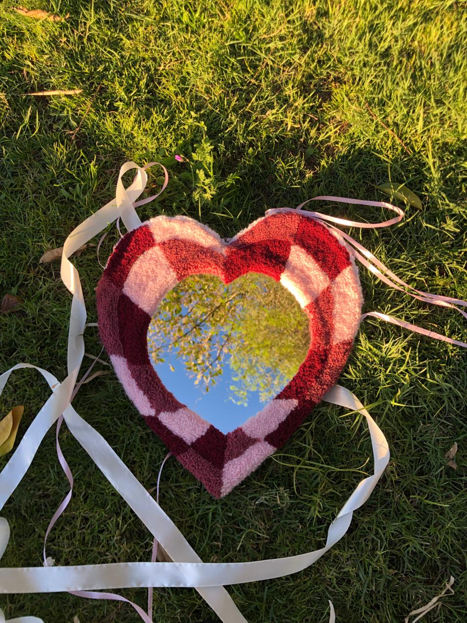 مرآة قلبية مصنوعة يدوياً