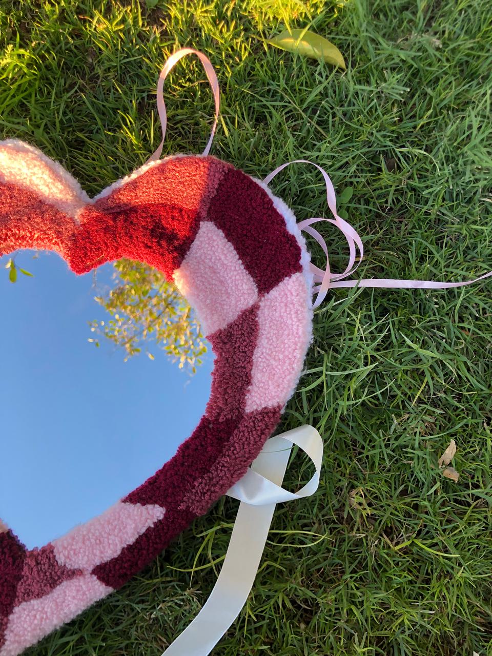 مرآة قلبية مصنوعة يدوياً