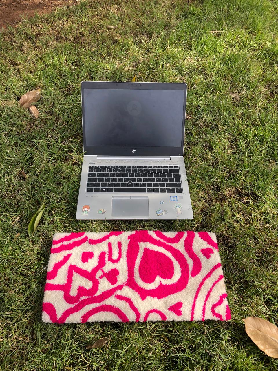 سجادة بتصميم قلوب زاهية بتقنية - Punch needle