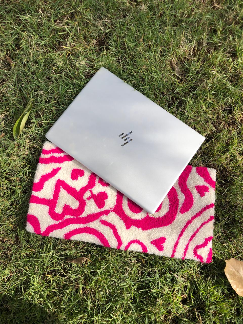 سجادة بتصميم قلوب زاهية بتقنية - Punch needle