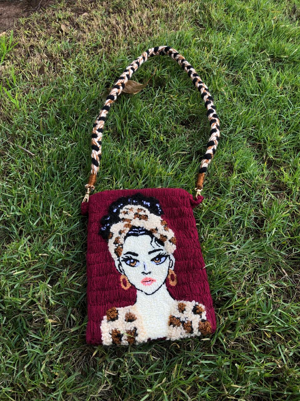 حقيبة بتصميم  بورتريه امرأة  - Punch needle