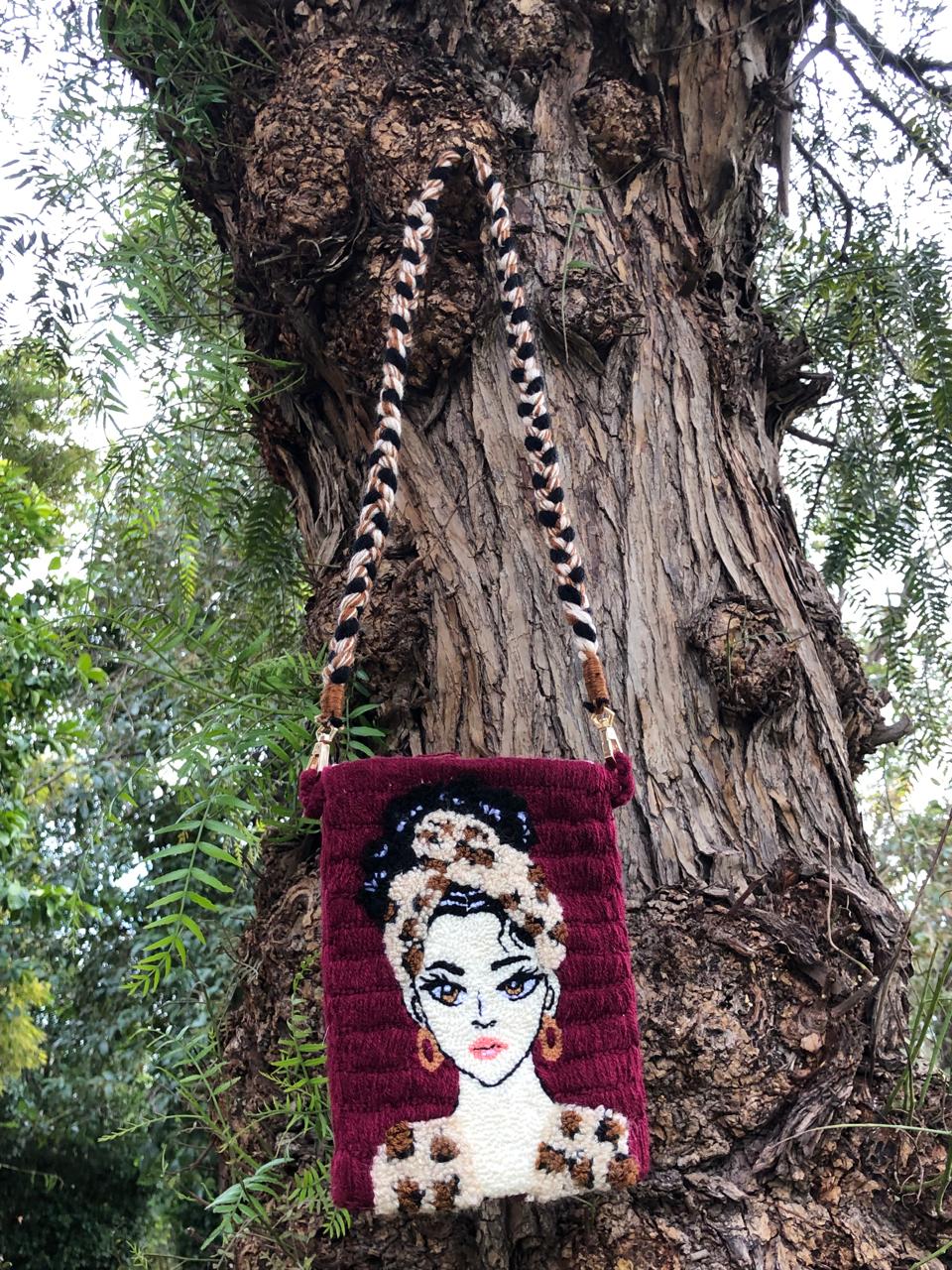 حقيبة بتصميم  بورتريه امرأة  - Punch needle