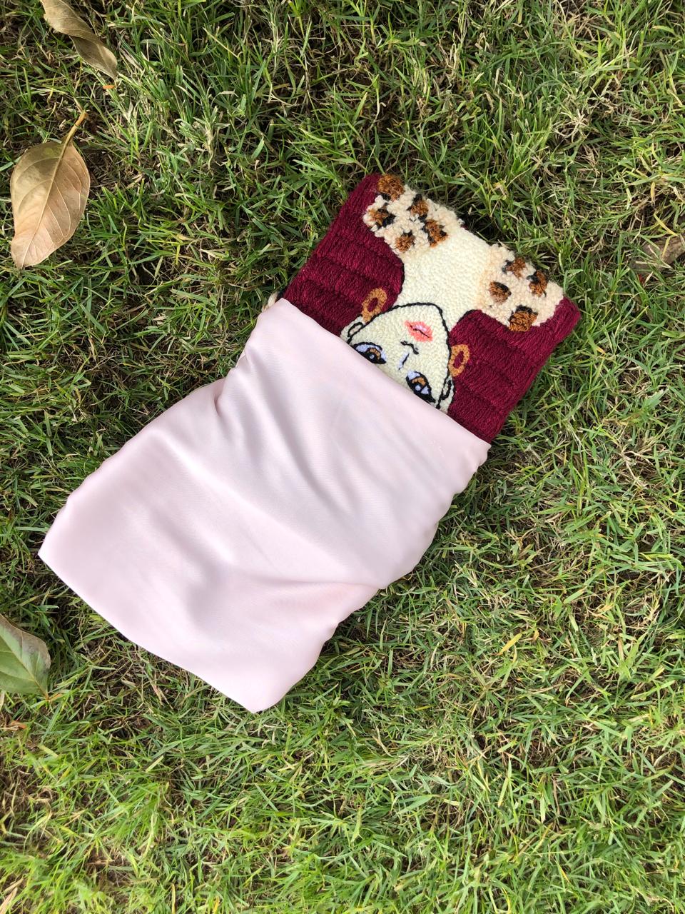 حقيبة بتصميم  بورتريه امرأة  - Punch needle