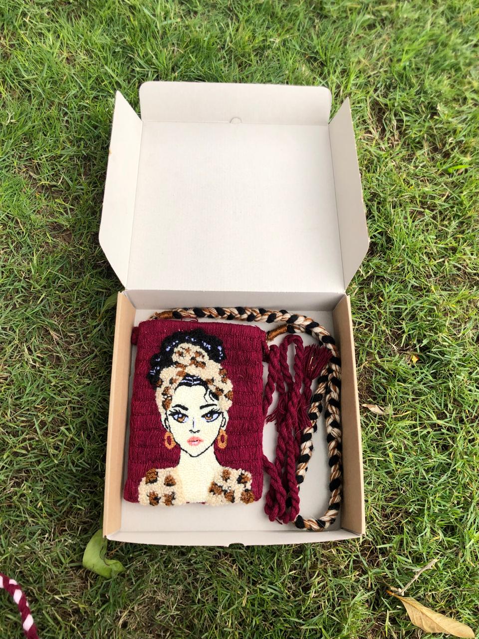 حقيبة بتصميم  بورتريه امرأة  - Punch needle