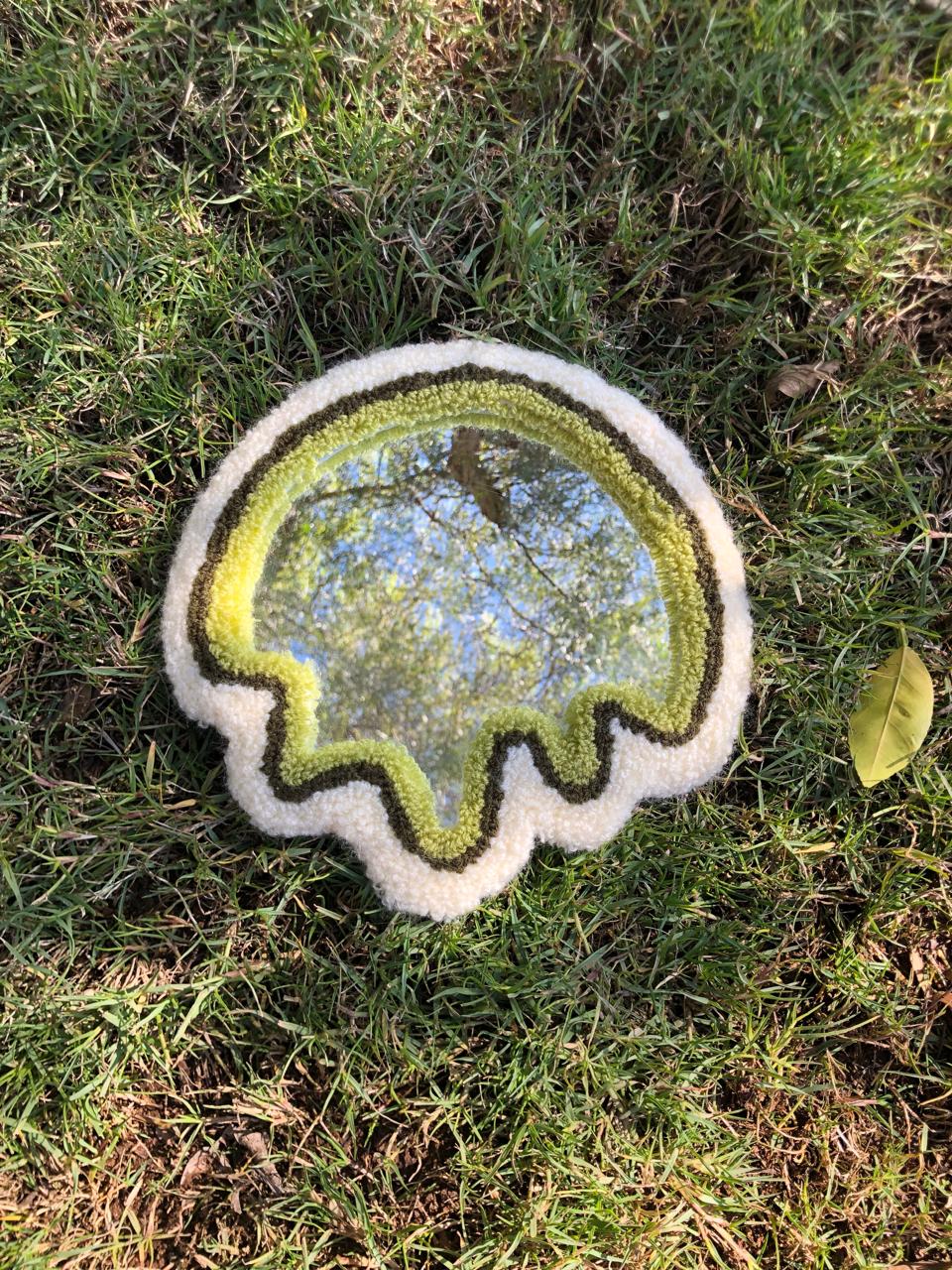 مرآة يدوية الصنع - Punch needle