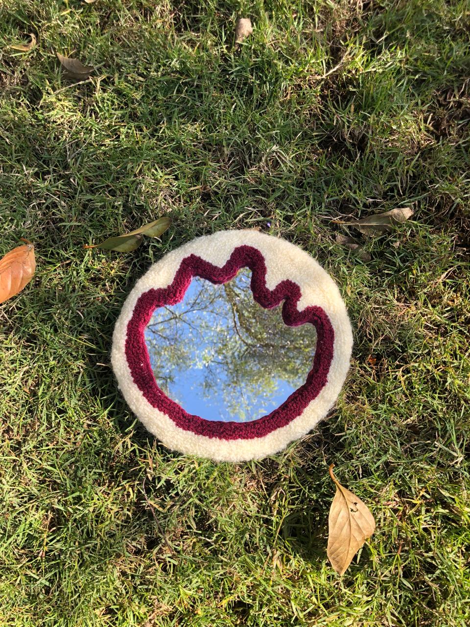 مرآة يدوية الصنع - Punch needle