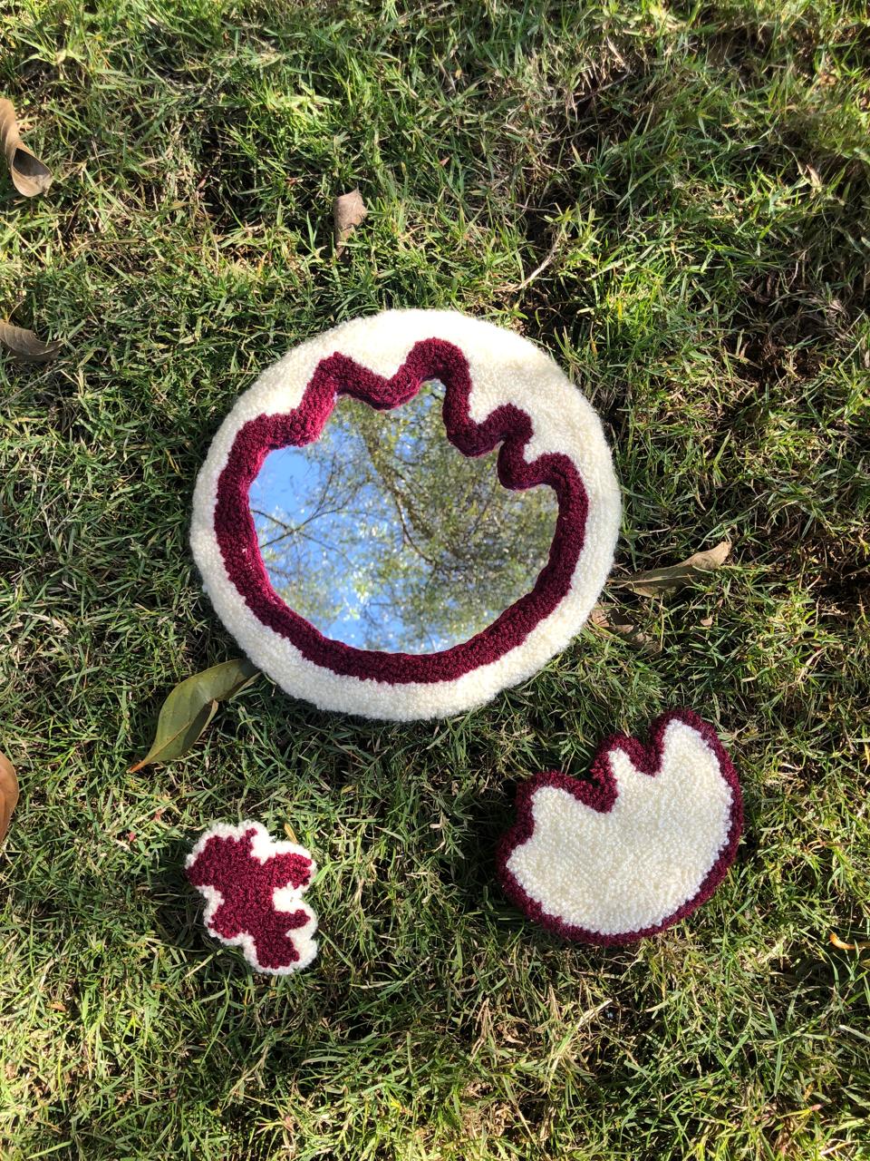 مرآة يدوية الصنع - Punch needle