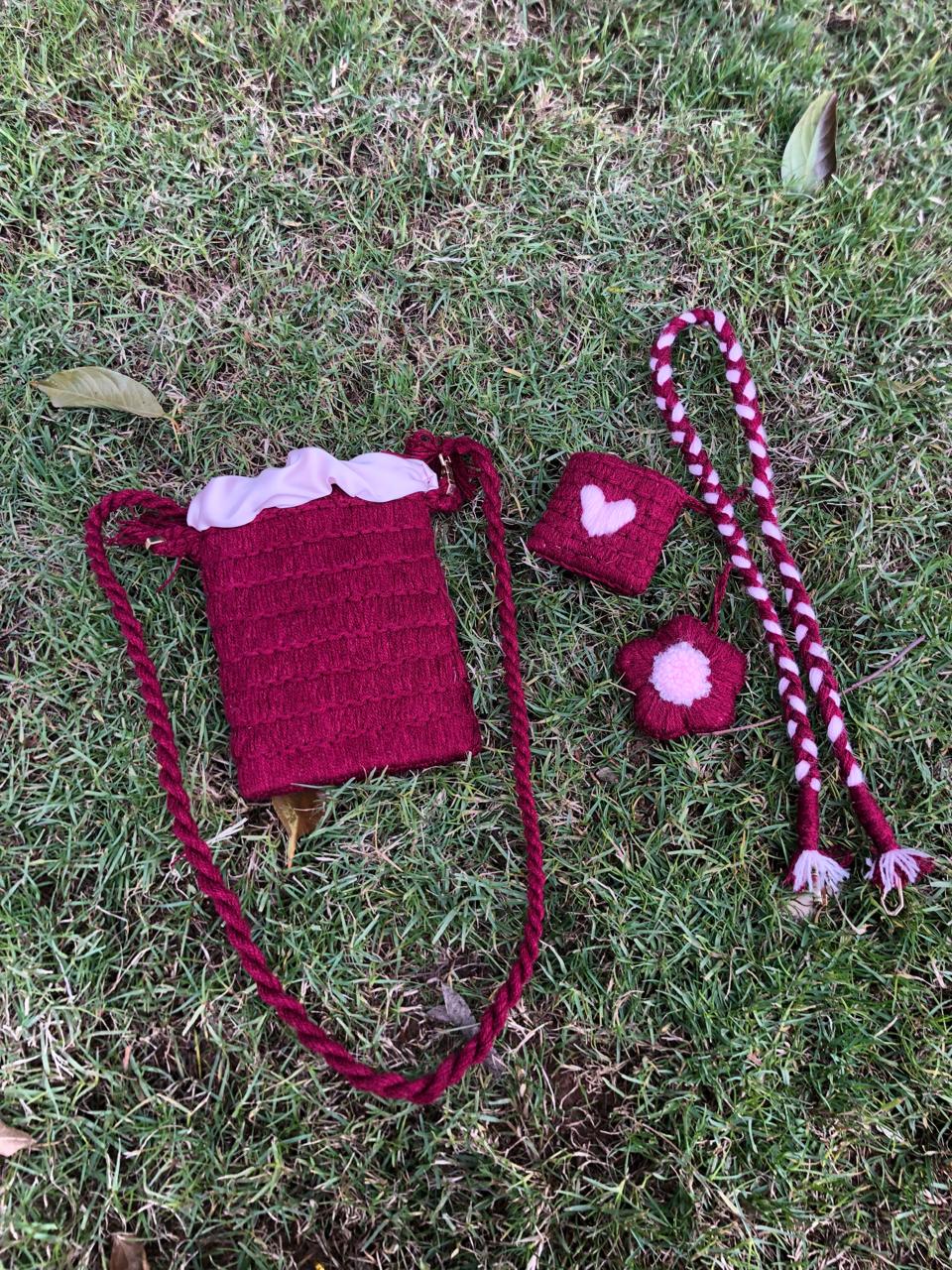 حقيبة هاتف بلون خمري مع حامل سماعات وميدالية وردة