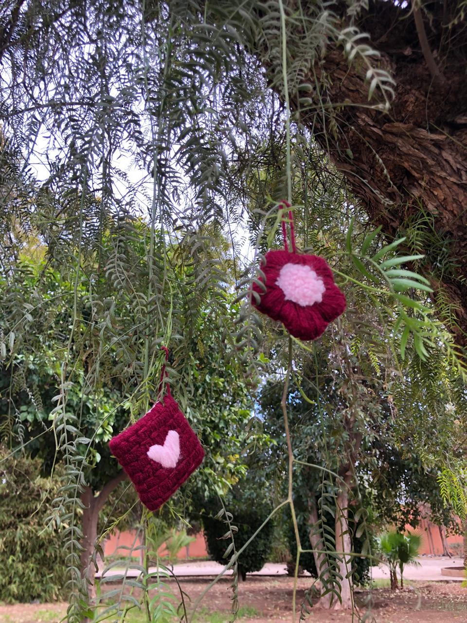 حقيبة هاتف بلون خمري مع حامل سماعات وميدالية وردة