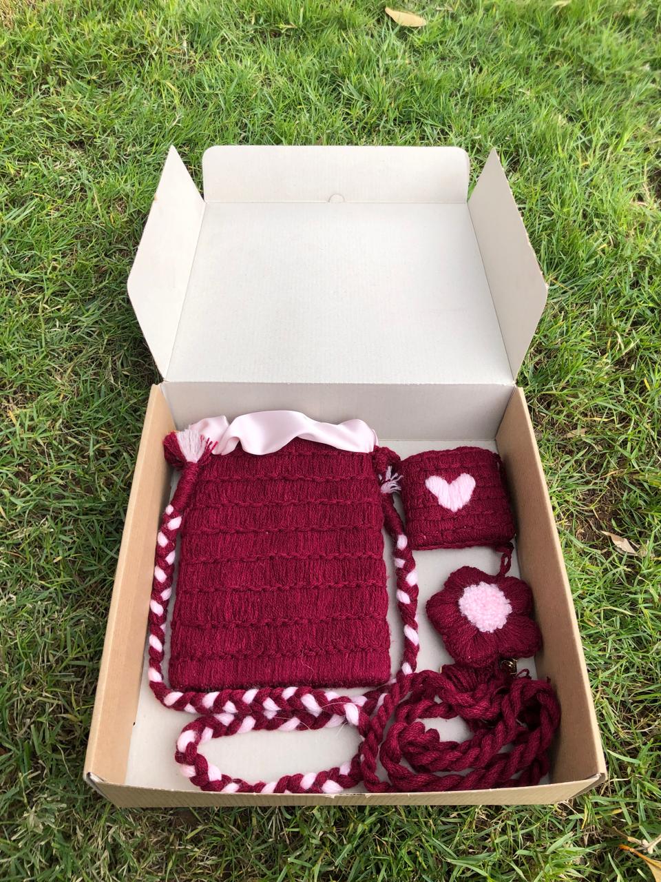 حقيبة هاتف بلون خمري مع حامل سماعات وميدالية وردة