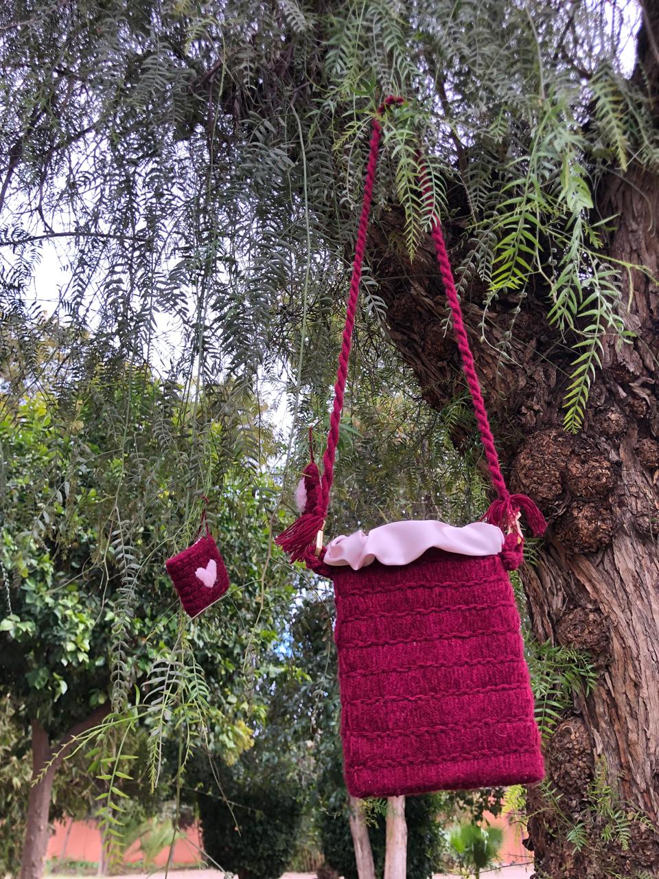 حقيبة هاتف بلون خمري مع حامل سماعات وميدالية وردة