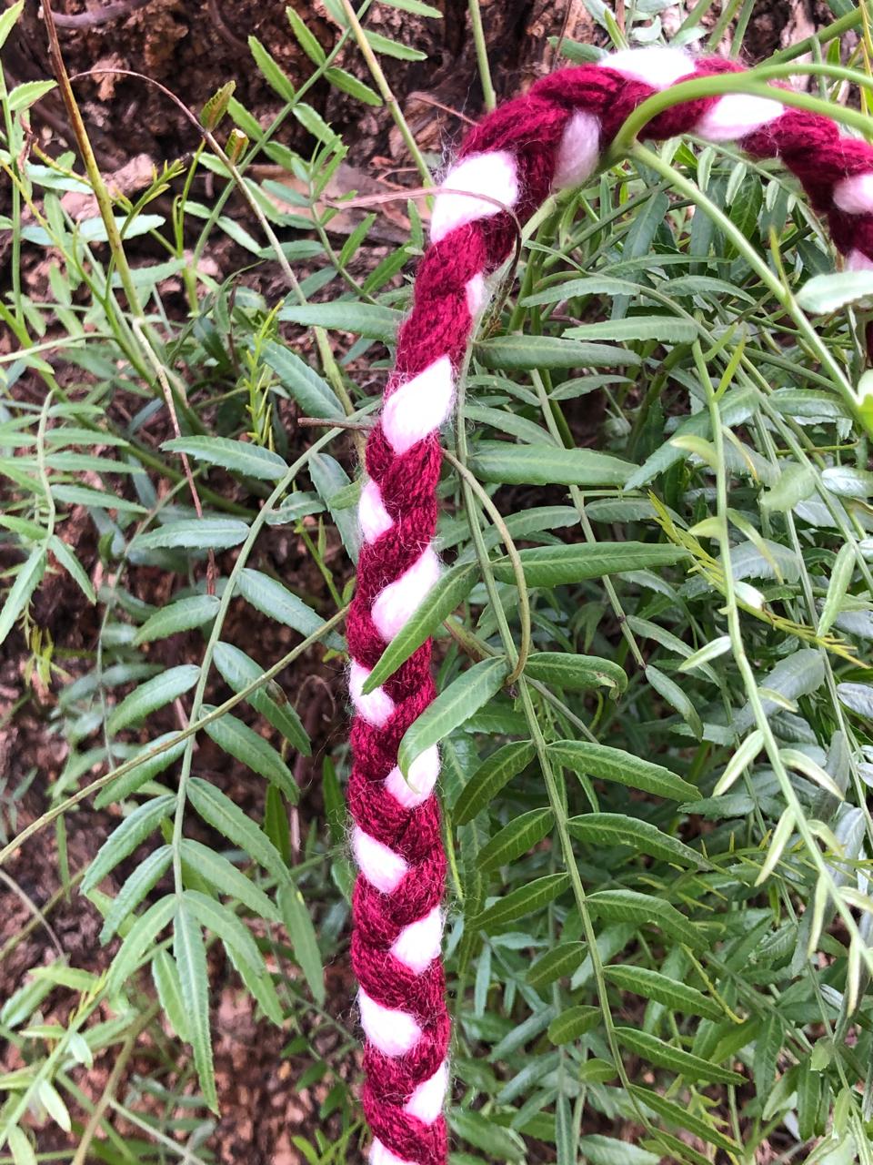 حقيبة هاتف بلون خمري مع حامل سماعات وميدالية وردة