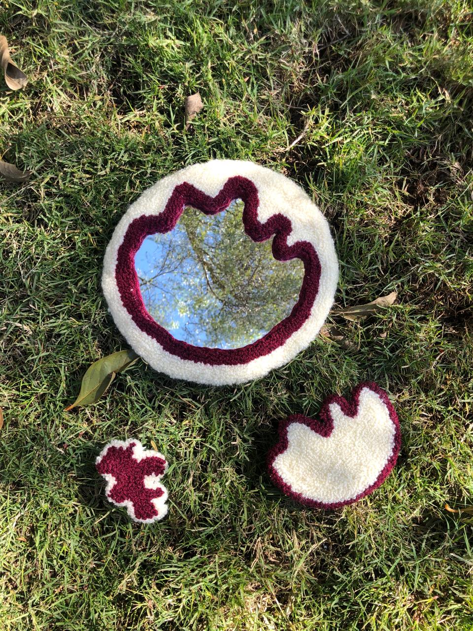 مرآة يدوية الصنع - Punch needle